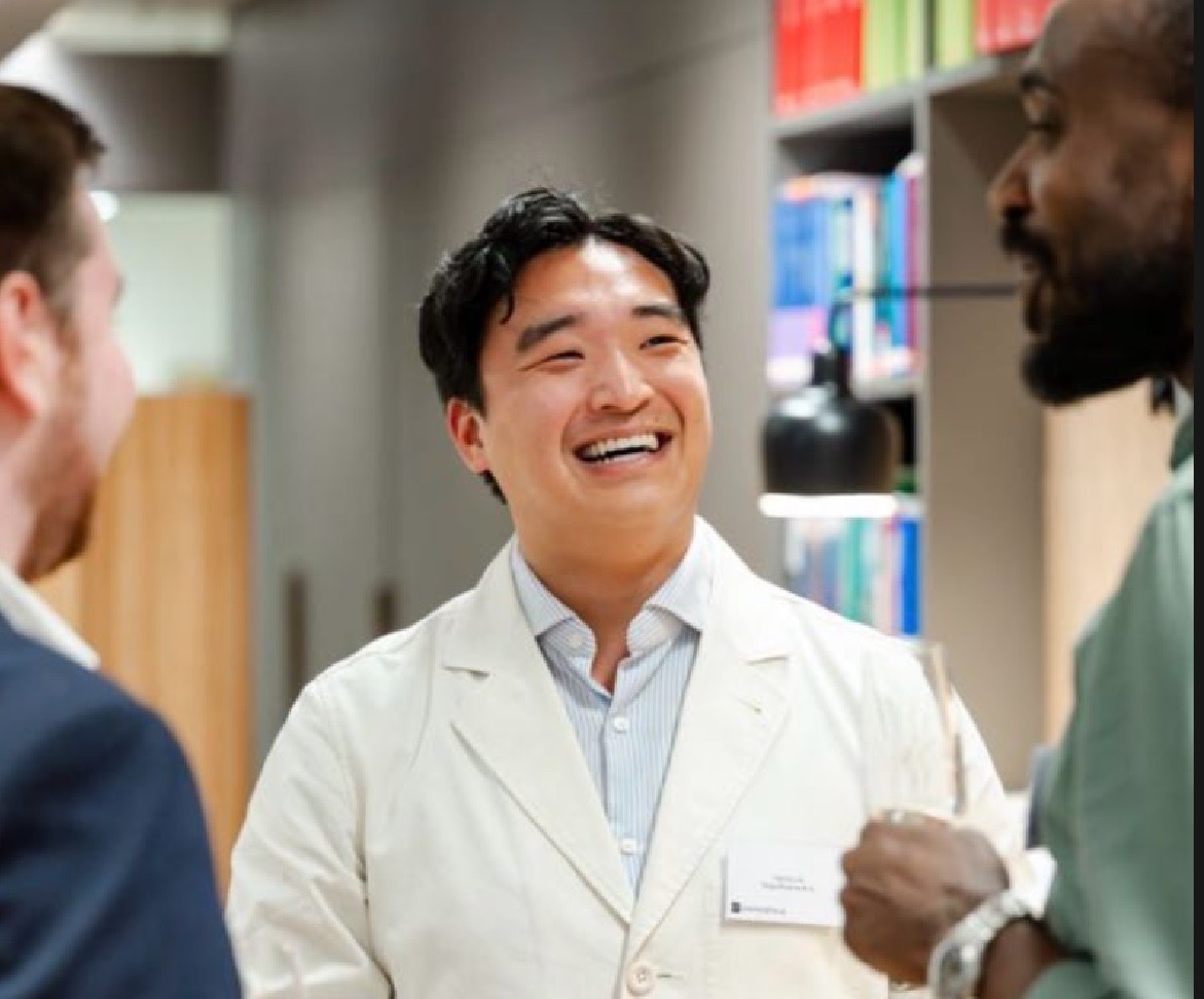 Yanick Lie, oprichter van AVG op Maat, tijdens zijn werk in de farmaceutische industrie
